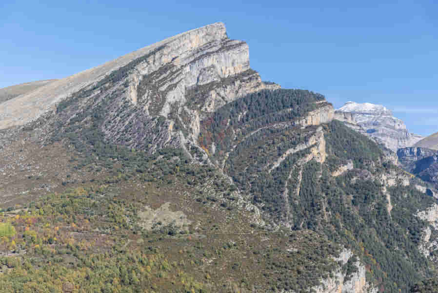Huesca - parque nacional de Ordesa y Monte Perdido - valle de Añisclo 03 - cañon de Añisclo - pico Mondoto.jpg
